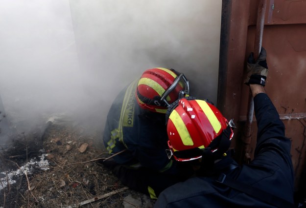 Strażacy walczący z pożarami w Grecji /KOSTAS TSIRONIS /PAP