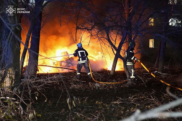 Strażacy walczący z pożarem po rosyjskim ataku na Sumy /STATE EMERGENCY SERVICE HANDOUT /PAP/EPA