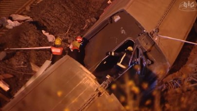 Strażacy wchodzą do wraku roztrzaskanego pociągu