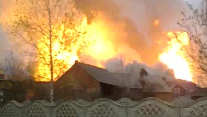 Strażacy wciąż walczą z pożarem