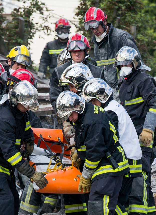 Strażacy wyciągają rannych z gruzów domu pod Paryżem /ETIENNE LAURENT (PAP/EPA) /PAP/EPA