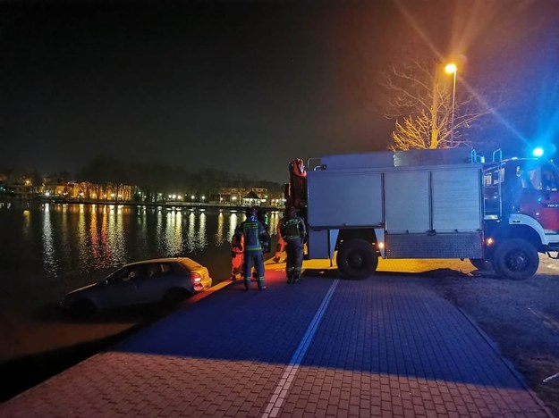 Strażacy wyciągają samochód z Jeziora Drwęckiego w Ostródzie. /PSP Ostróda /Państwowa Straż Pożarna
