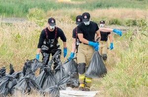 Strażacy wyłowili z Odry i Neru już 100 ton martwych ryb