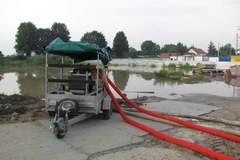 Strażacy wypompowują wodę z podtopionych dzielnic Sandomierza