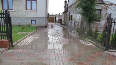 Strażacy wypompowują wodę z podtopionych dzielnic Sandomierza