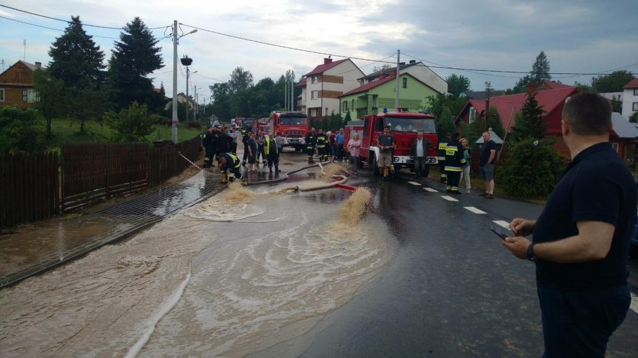 Strażacy wypompowują wodę /Państwowa Straż Pożarna