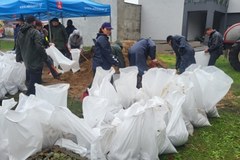 Strażacy z Odolanowa zabezpieczają rzekę Barycz oraz sąsiadujące z nią domy