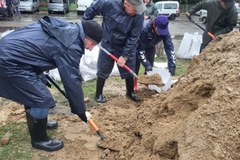 Strażacy z Odolanowa zabezpieczają rzekę Barycz oraz sąsiadujące z nią domy