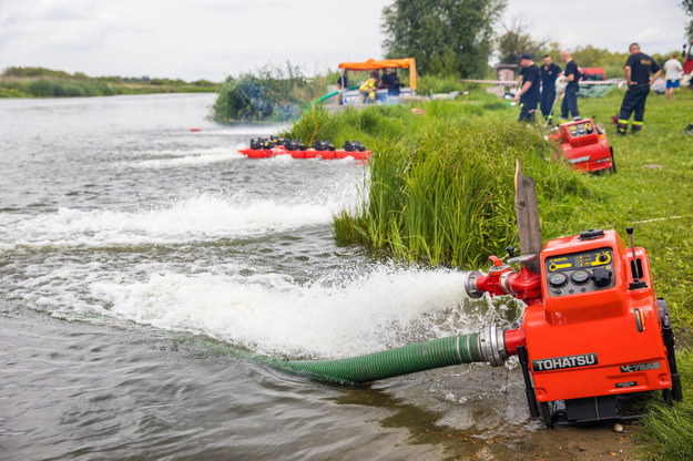 Strażacy z Państwowej Straży Pożarnej montują pompy celem punktowego natlenienia wody w Szczecinie /Jerzy Muszyński /PAP