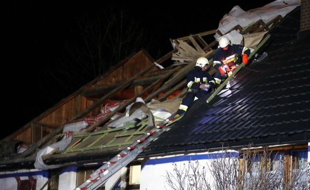 Strażacy zabezpieczają zerwany dach /Grzegorz Momot /PAP