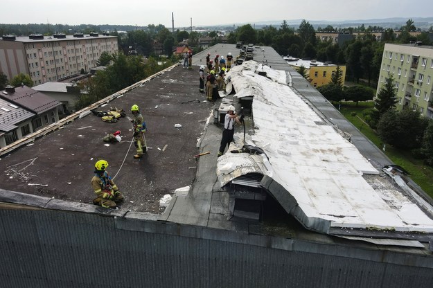 Strażacy zabezpieczają zerwany w wyniku przejścia nawałnicy dach budynku mieszkalnego w Nowym Targu /Grzegorz Momot /PAP