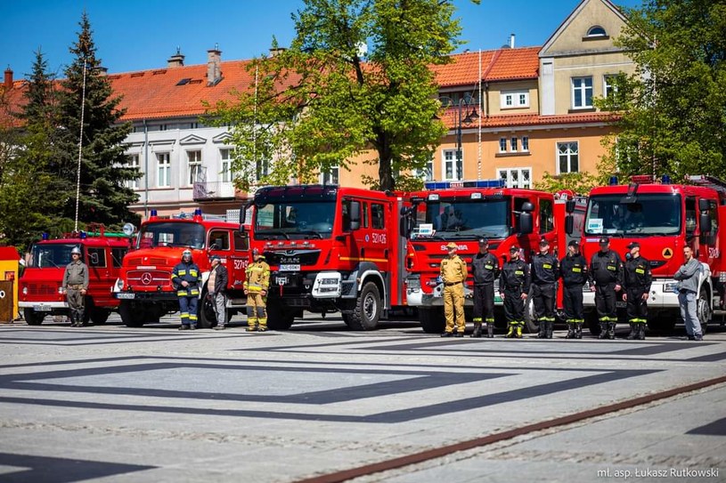 Strażacy zawodowi i ochotnicy efektywnie współdziałają /.