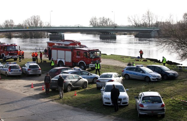 Strażacy znaleźli samochód, który wpadł do Warty w Kostrzynie nad Odrą /Lech Muszyński /PAP