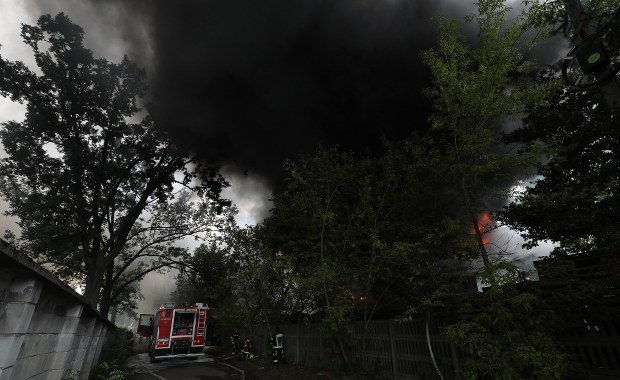 Strażacy znów apelują do mieszkańców Sulejówka: Nie otwierajcie okien!