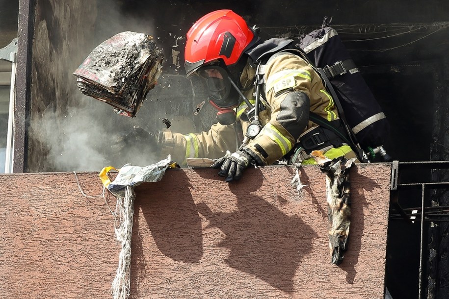 Strażak na miejscu zdarzenia /Fot. Stalowka.NET / Jacek Rodecki /
