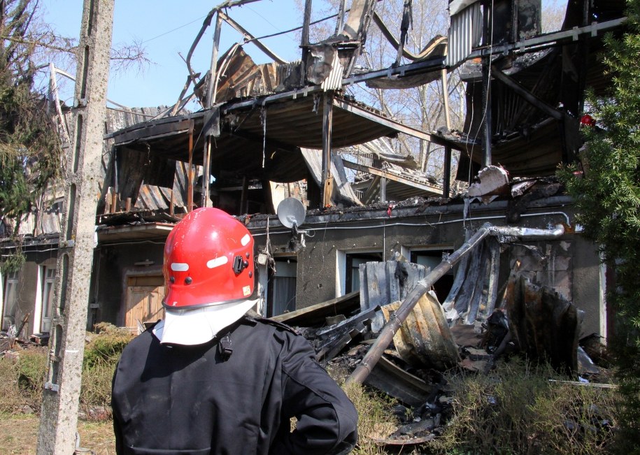 Strażak przed zgliszczami hotelu socjalnego. Zdj. z 14 kwietnia 2009 roku / 	Jerzy Undro    /PAP