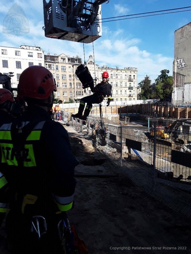 Strażak ratownik zjeżdża w dół, aby udzielić pomocy ochroniarzowi /KMPSP w Łodzi /Materiały prasowe