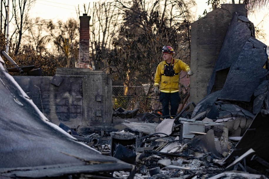 Strażak w m. Altadena, zdewastowanej przez pożar Eaton Fire /ETIENNE LAURENT/AFP /East News