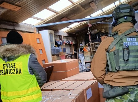 Strażnicy graniczni w 2 dni znaleźli 2 tony suszu /Warmińsko-mazurska straż graniczna /Straż Graniczna