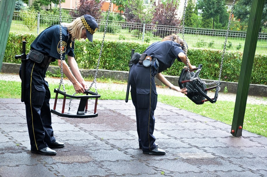 Strażnicy kontrolują place zabaw /archiwum Straży Miejskiej m.st. Warszawy /Straż Miejska