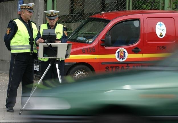 Strażnicy miejscy i gminni muszą pożegnać się z fotoradarami /Stefan Maszewski /Reporter