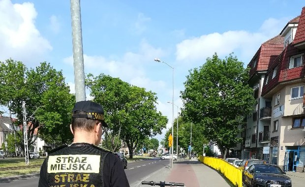 Strażnicy miejscy odholują źle zaparkowane hulajnogi