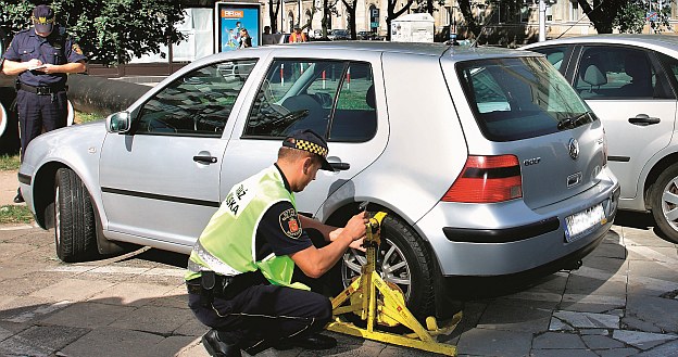 Strażnicy miejscy zaczęli skrupulatnie kontrolować sposób parkowania pojazdów. Powód? Nie mogą już zarabiać na fotoradarach. /Motor