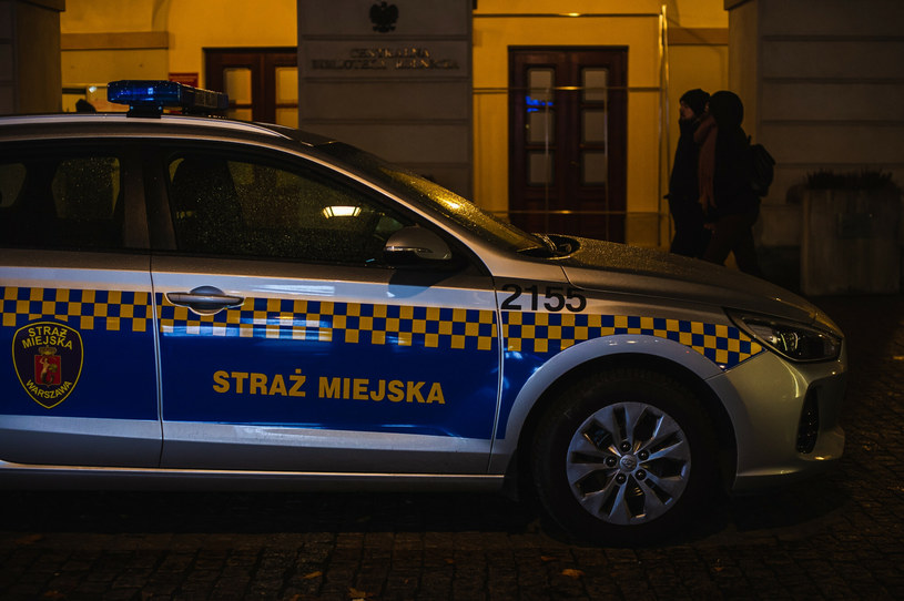 Strażnicy odnaleźli dwie 14-latki na jednym z warszawskich podwórek / Karol Makurat/REPORTER  /East News