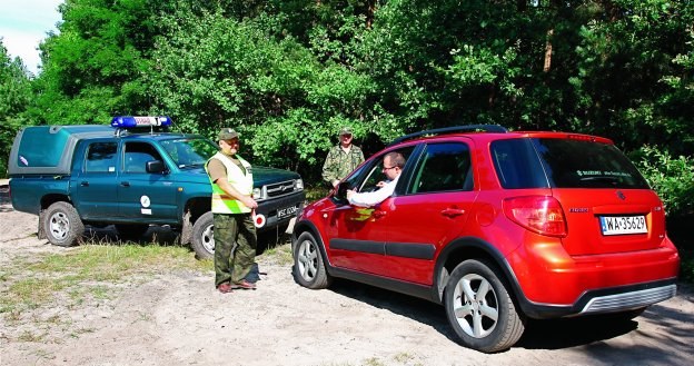 Strażnik leśny może kierować ruchem drogowym, ale tylko na terenie - odpowiednio - lasu lub parku narodowego /Motor