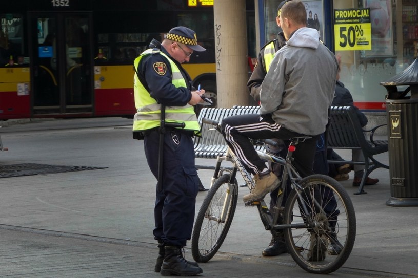 Strażnik miejski nie ma możliwości zweryfikowania, czy rowerzysta uzyskał kartę rowerową /PIOTR KAMIONKA/REPORTER/PIOTR KAMIONKA/REPORTER /Agencja SE/East News
