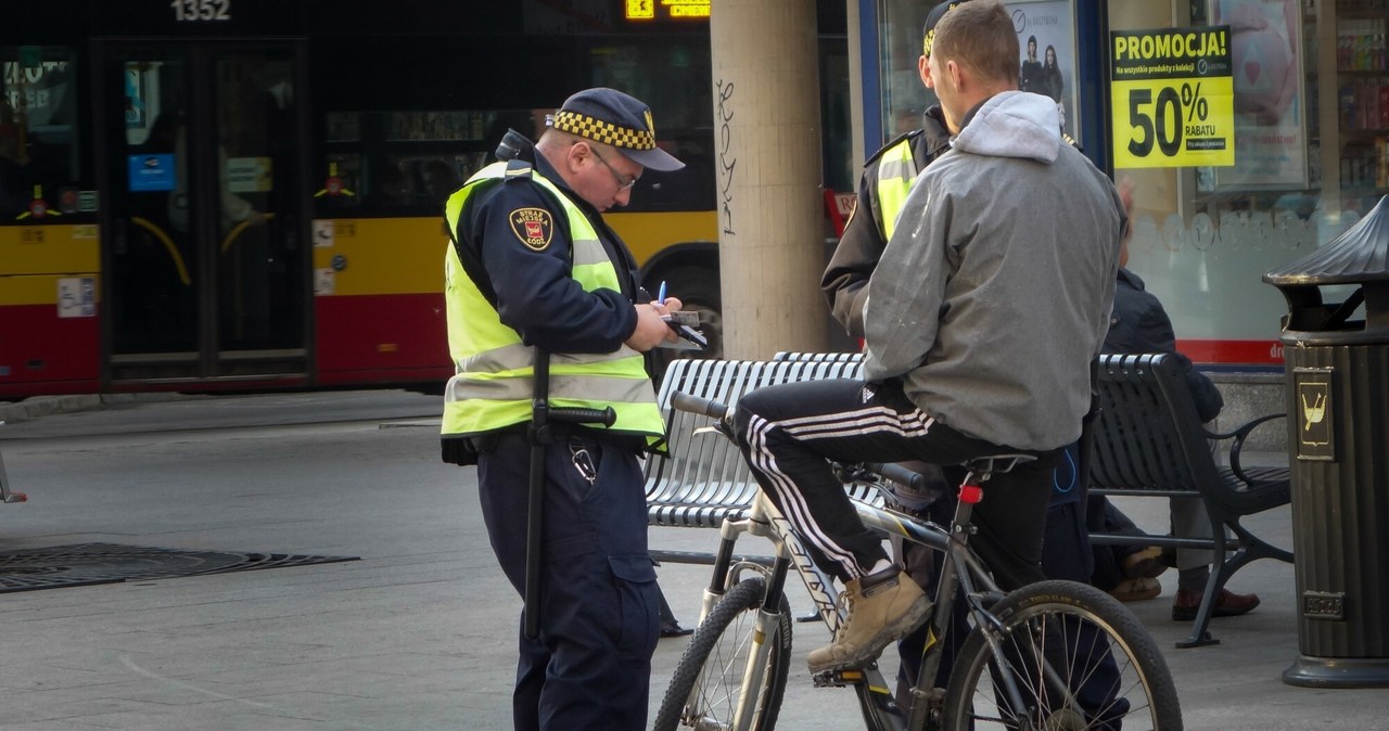 Strażnik miejski nie ma możliwości zweryfikowania, czy rowerzysta uzyskał kartę rowerową /PIOTR KAMIONKA/REPORTER/PIOTR KAMIONKA/REPORTER /Agencja SE/East News