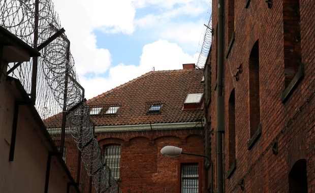 Strażnik więzienny za kratami. Miał podżegać do zabójstwa