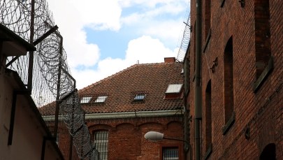 Strażnik więzienny za kratami. Miał podżegać do zabójstwa