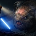 Streamer gra w Star Wars Jedi: Upadły Zakon, wykorzystując miecz świetlny i rękawicę mocy