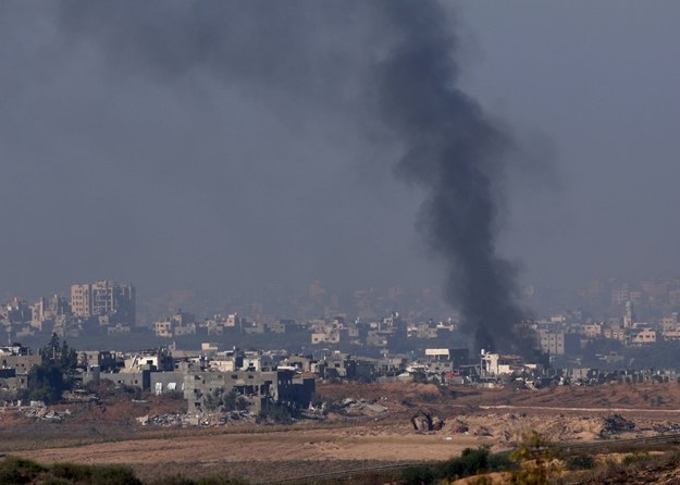 Strefa Gazy jest wciąż bombardowana przez armię izraelską /ATEF SAFADI  /PAP/EPA
