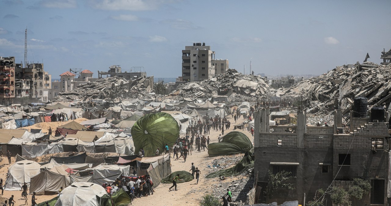 Strefa Gazy. Zrzuty pomocy humanitarnej dla Palestyńczyków /YOUSEF AL ZANOON / ANADOLU /AFP