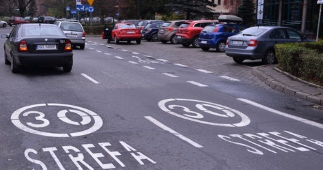 Strefa ograniczenia prędkości do 30 km/h /Przemek Świderski /East News