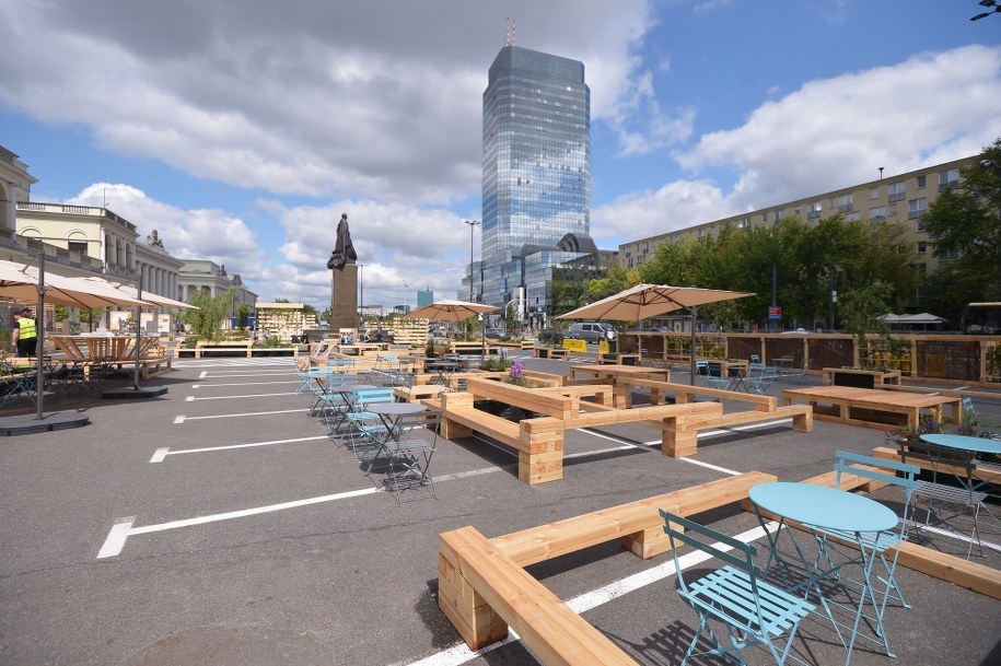 Strefa Relaksu przed warszawskim ratuszem na pl. Bankowym w Warszawie /Marcin Obara /PAP