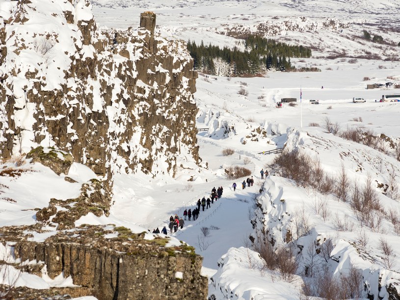 Strefa ryftowa na Islandii stała się nawet atrakcją turystyczną. Thingvellir odwiedzają co roku tysiące osób /Martin Zwick/REDA&CO/Universal Images Group /Getty Images