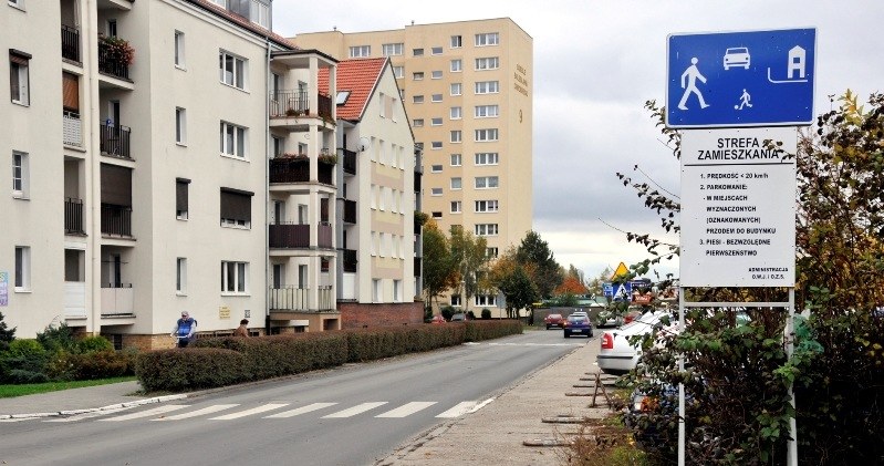 Strefa zamieszkania z założenia powinna obowiązywać na drogach dojazdowych do domów lub bloków. Nie zawsze jednak tak się dzieje /Informacja prasowa