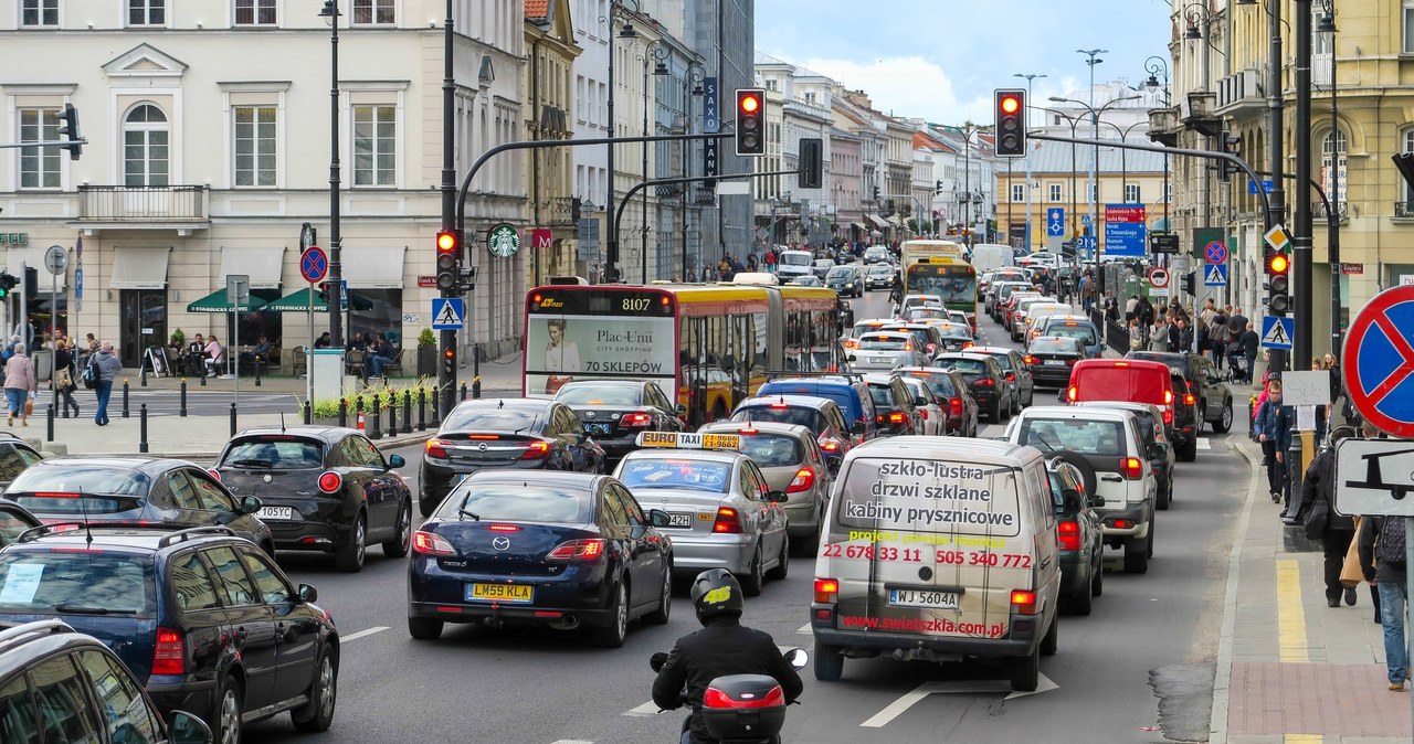 "Strefy czystego transportu" mają zmniejszyć ruch samochodów w centrach miast /Bartosz Krupa /East News