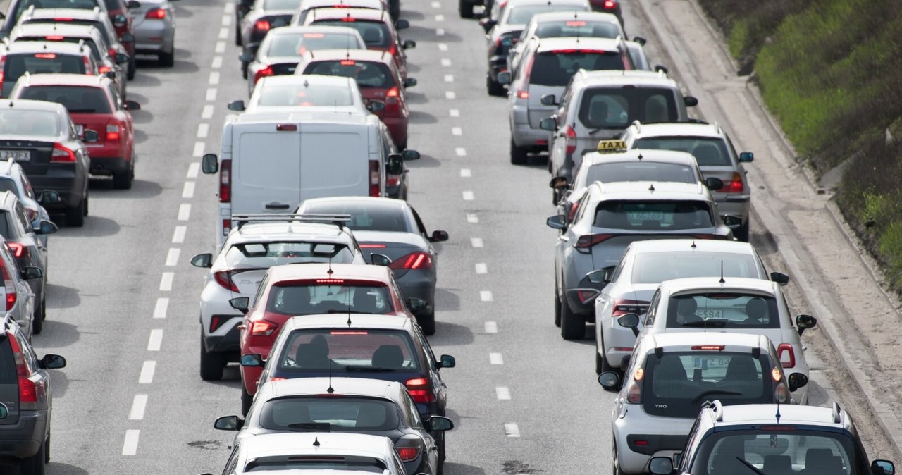 Strefy czystego transportu sprawiają, że zanieczyszczeń pochodzących z rury samochodów jest mniej. Ale nie wpływają znacząco na poprawę jakości powietrza./zdjęcie ilustracyjne/ / WOJCIECH STROZYK/REPORTER  /East News