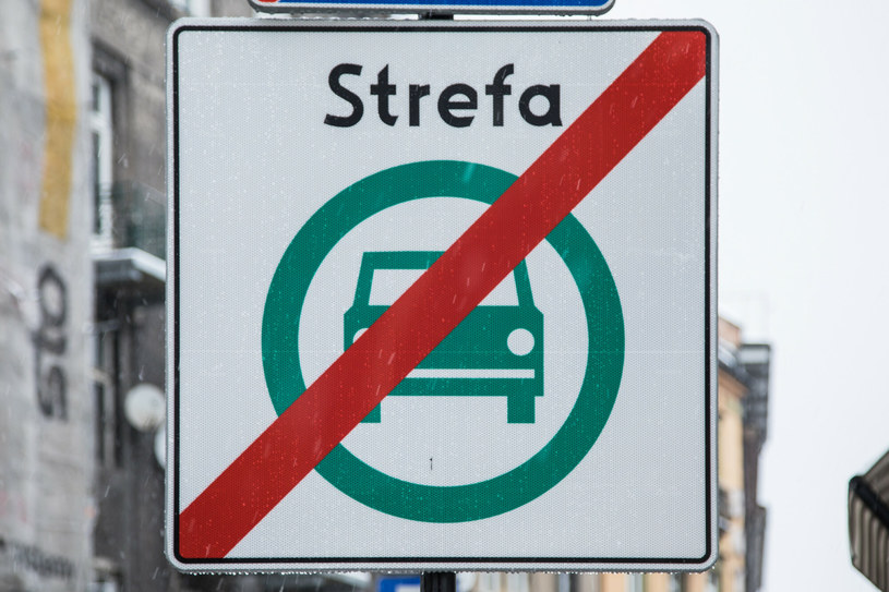 Strefy czystego transportu to miejsca, do których nie będzie można wjechać samochodami spalinowymi. /Jan Graczyński /East News
