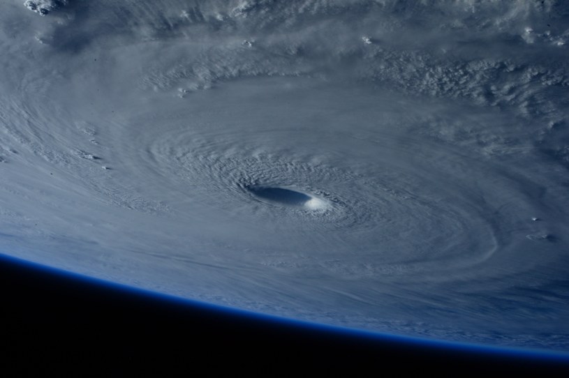 Strefy niskiego ciśnienia często prowadzą do kształtowania się tropikalnych burz czy huraganów /NASA /domena publiczna