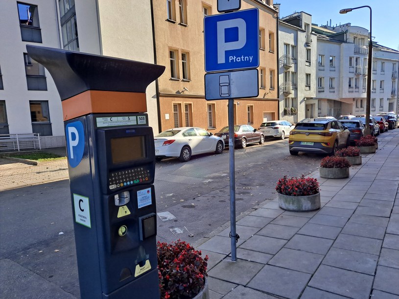 Strefy płatnego parkowania to zmora mieszkańców miast. Ich likwidacja ożywia biznes? /INTERIA.PL