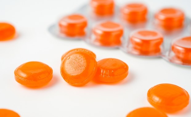 Strepsils znika z aptek. GIS wycofuje całą serię tabletek 