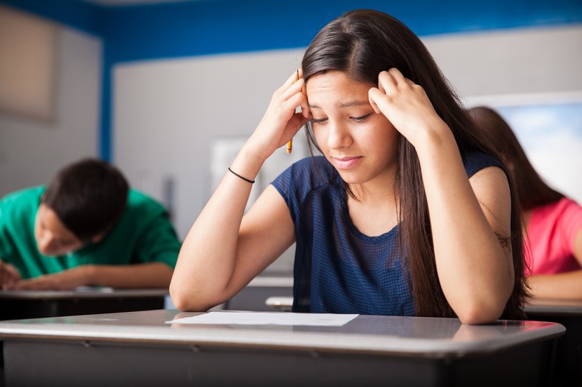 Stres może paraliżować uczniów przed egzaminem ósmoklasisty, dlatego CKE postanowiło pomóc młodzieży, tworząc poradnik "Jak radzić sobie ze stresem egzaminacyjnym?" /123RF/PICSEL
