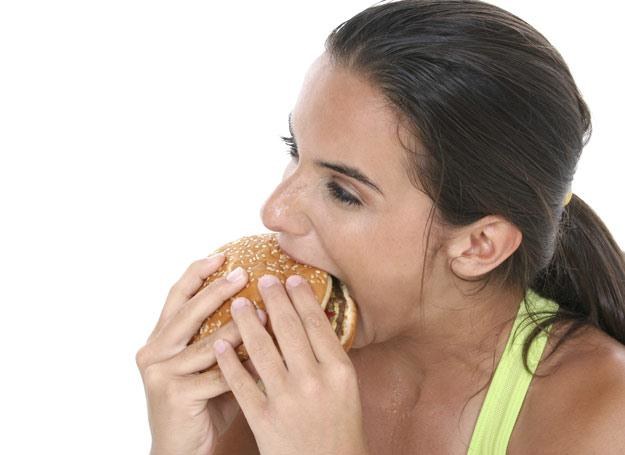 Stres najczęściej zajadają kobiety z tendencją do nadwagi /ThetaXstock