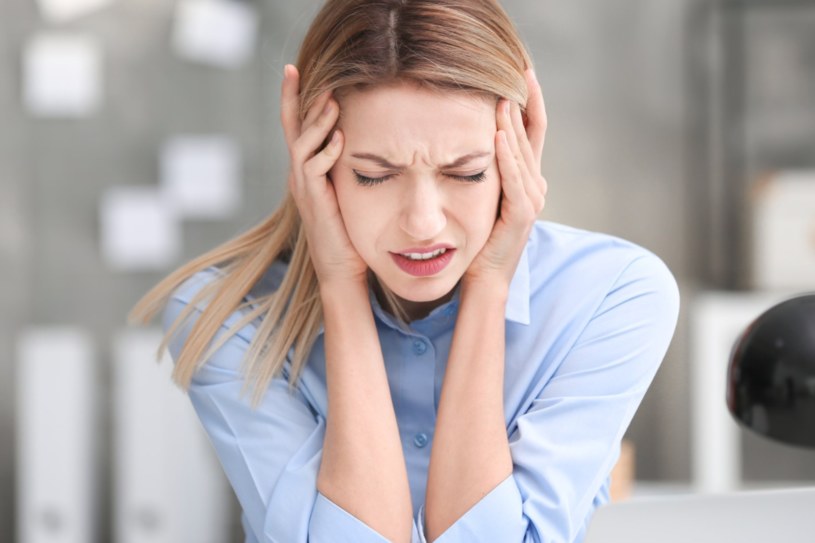 Stres przekłada się również na objawy fizyczne, takie jak senność, bóle głowy, problemy z koncentracją czy nadpotliwość. /123RF/PICSEL