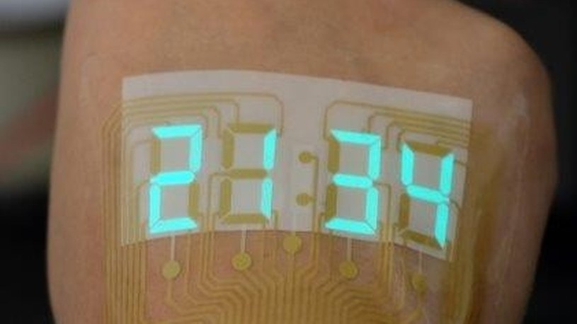 Stretchable electronics tworzy innowacyjny zegarek, który będzie się przyklejać na rękę /Geekweek